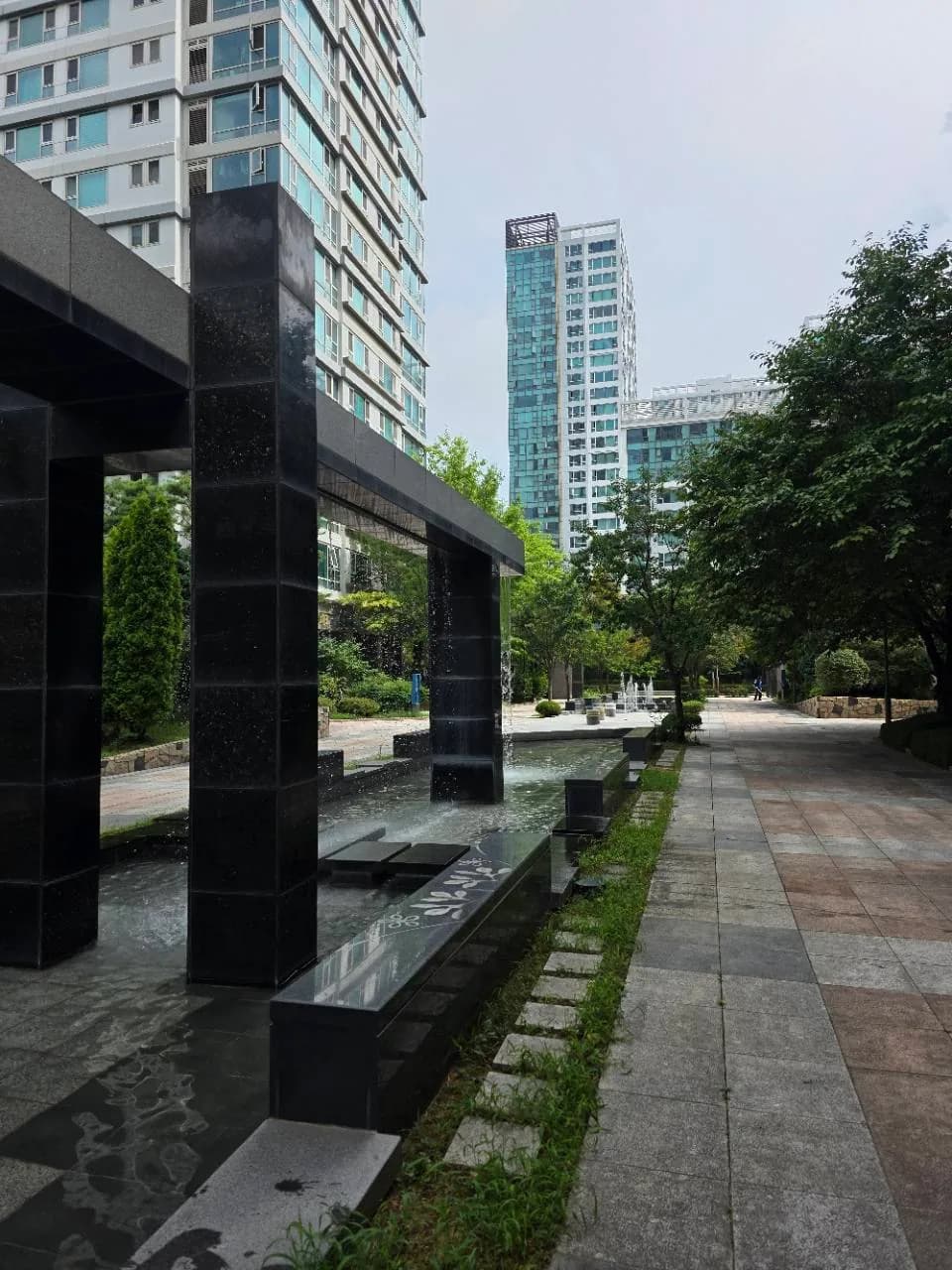 송도더샵하버뷰 13단지 수공간과 단지 산책로