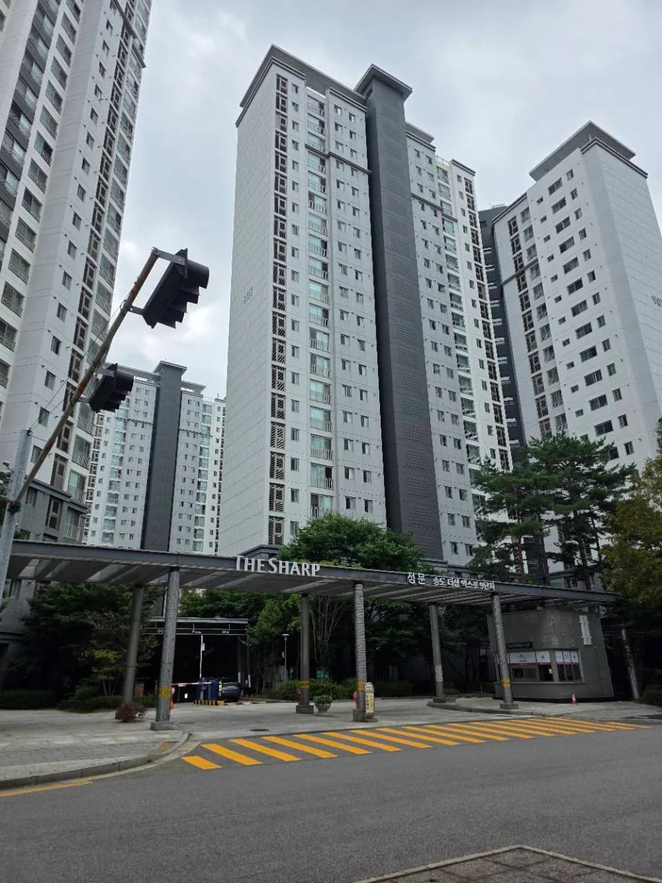 송도더샵엑스포9단지 정문과 아파트 외관