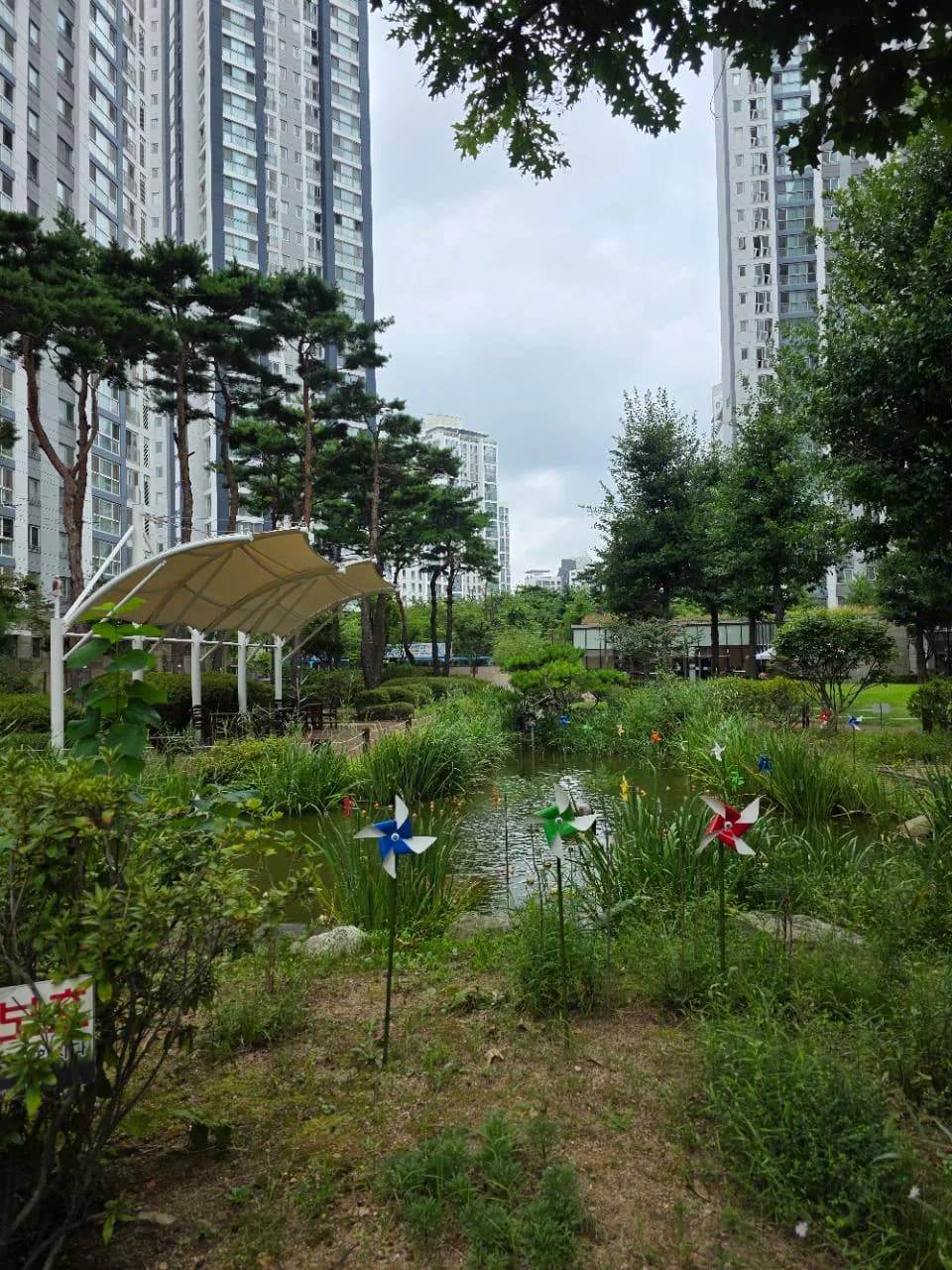 송도더샵그린워크2차 단지 안 연못과 조경
