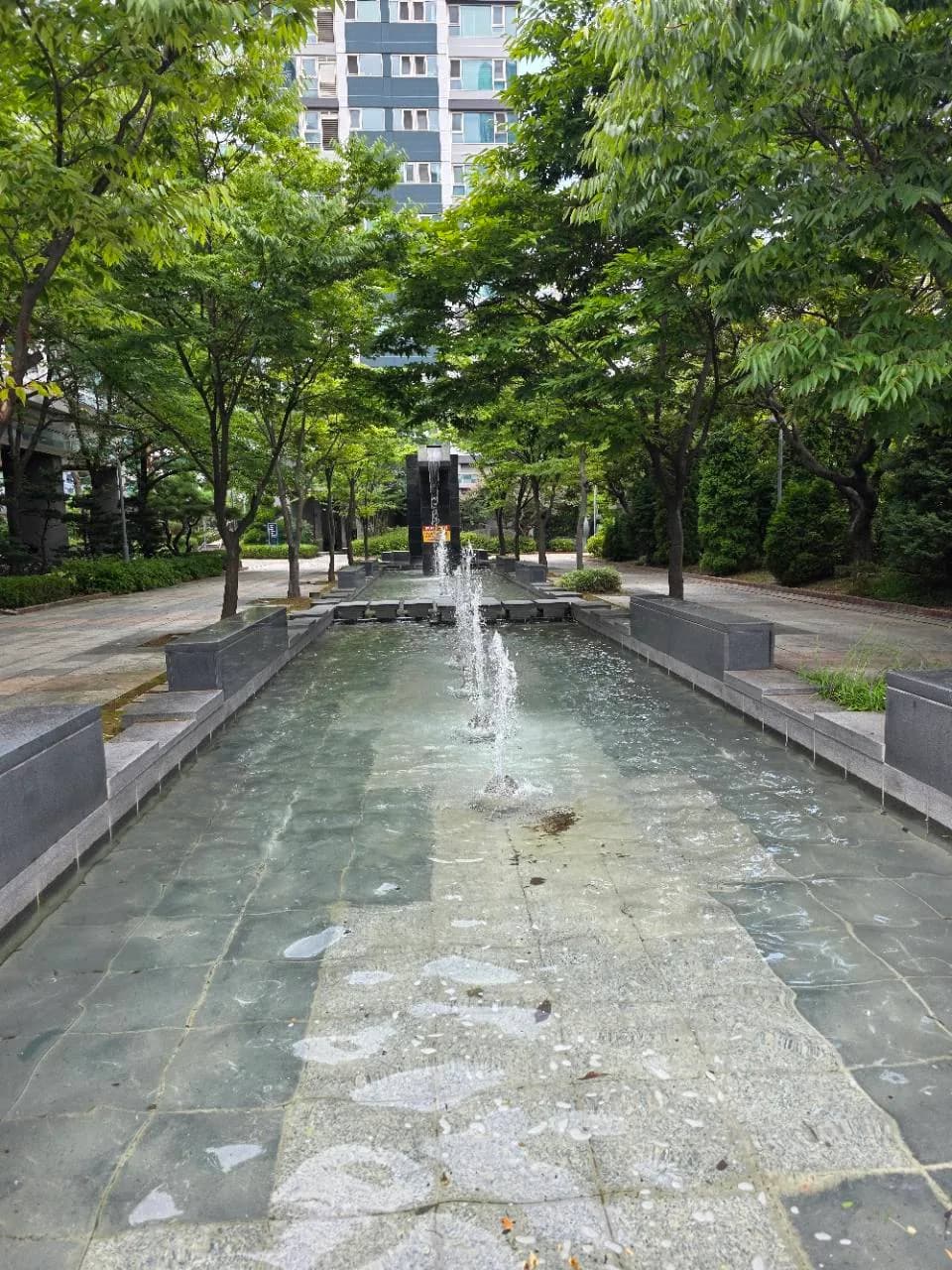 송도더샵하버뷰 14단지 중앙 수로와 분수 조경