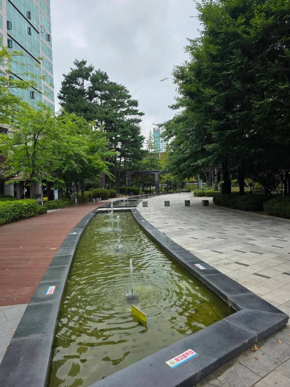 송도더샵하버뷰2 15단지 직선형 분수와 산책 공간