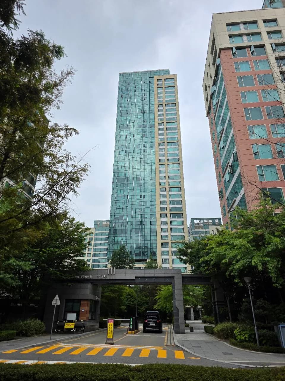 송도더샵하버뷰2 15단지 정문과 아파트 외관