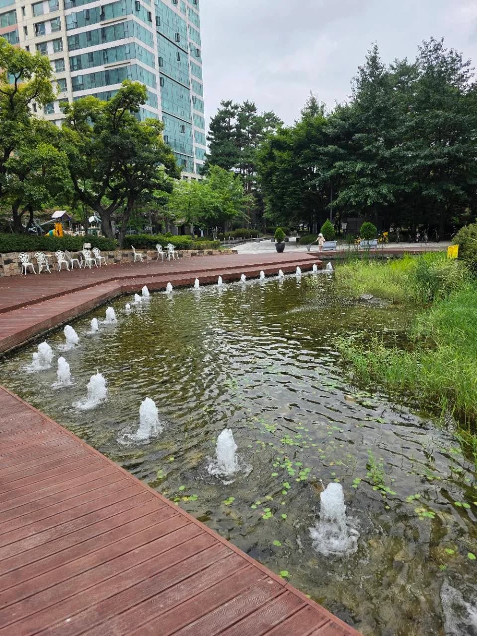 송도더샵하버뷰2 15단지 연못 분수와 데크