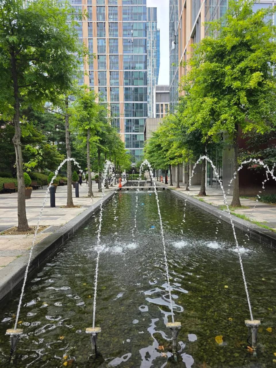 송도자이하버뷰1단지 직선형 분수와 산책로