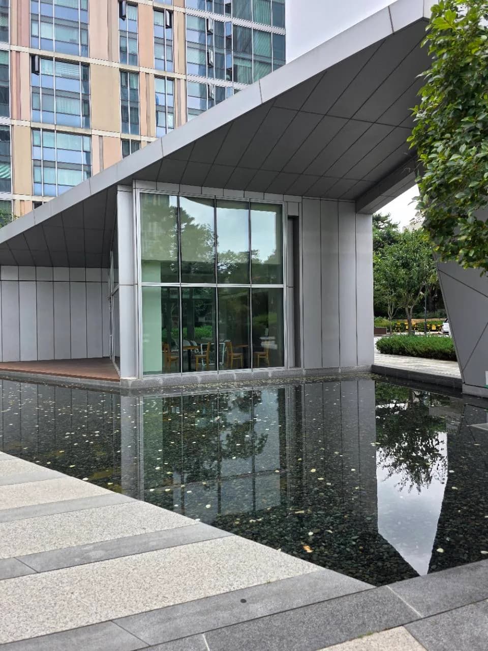 송도자이하버뷰2단지 건물 앞 수공간과 조경