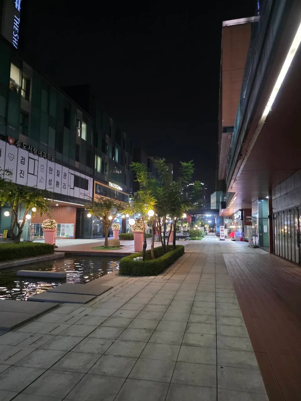 커낼워크 야간 산책로와 점포 동선