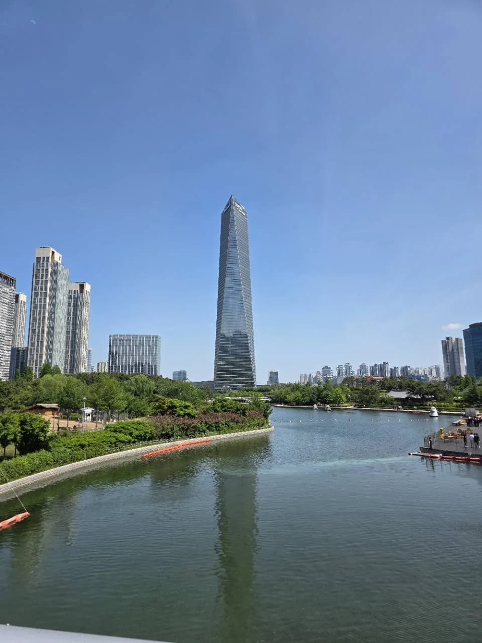 G타워와 해수로가 함께 보이는 센트럴파크 실제 수변 구간