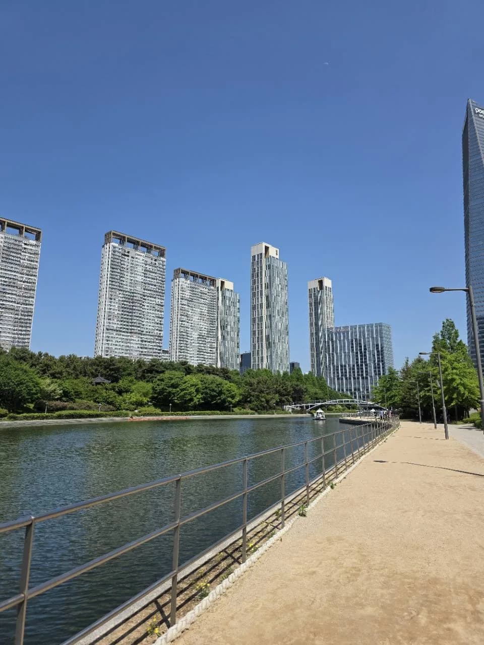 송도 센트럴파크 수변 산책로의 실제 보행 폭과 그늘 상태