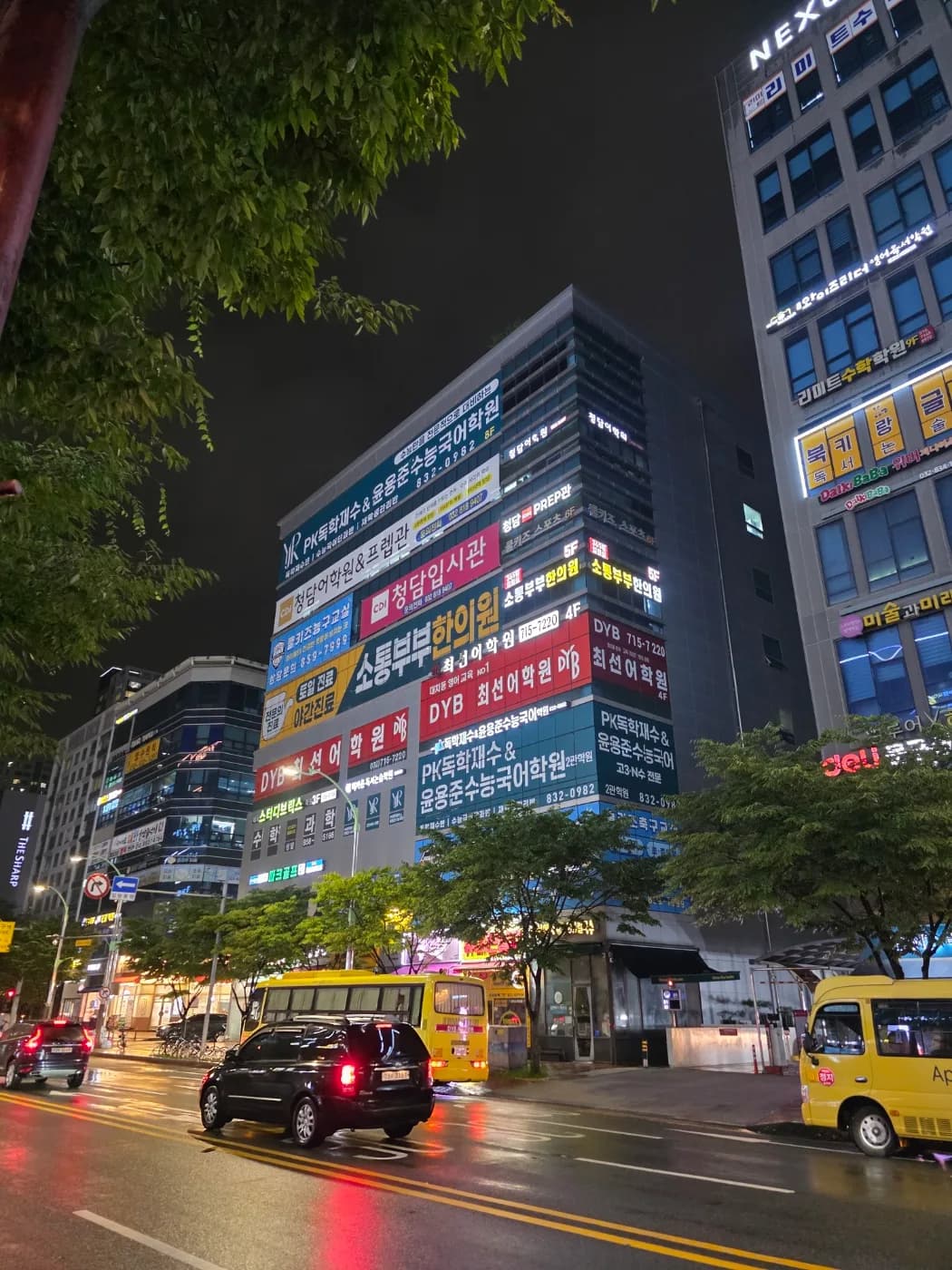 송도 1공구 학원가 건물의 수학·국어·입시 학원 간판과 야간 차량 흐름