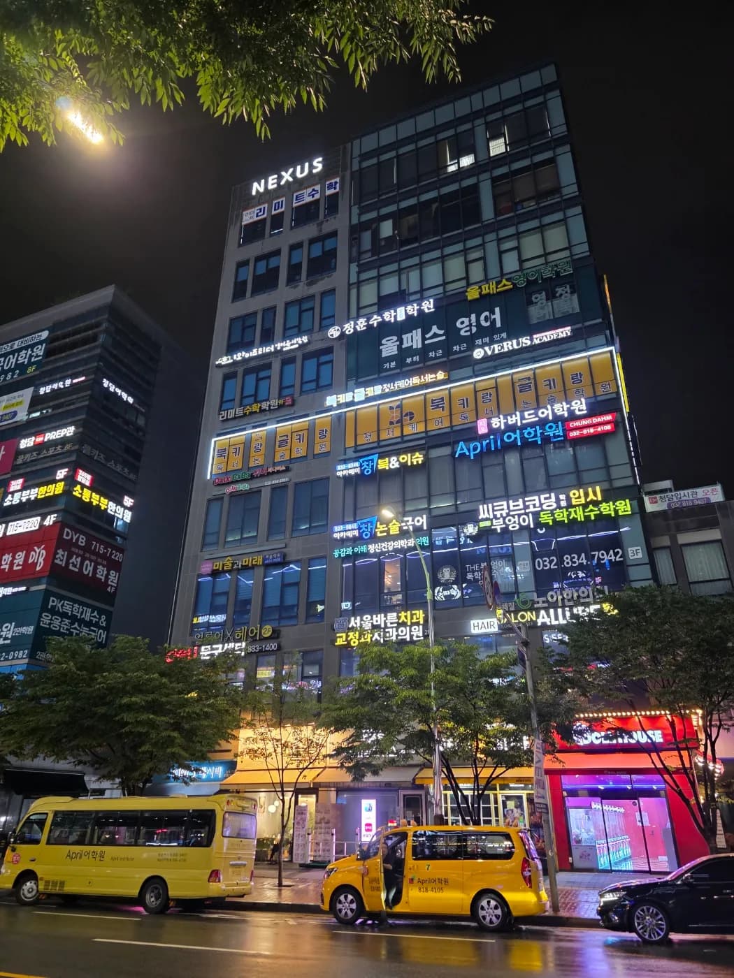 송도 1공구 넥서스 건물의 미술·영어·수학 학원 간판과 야간 도로
