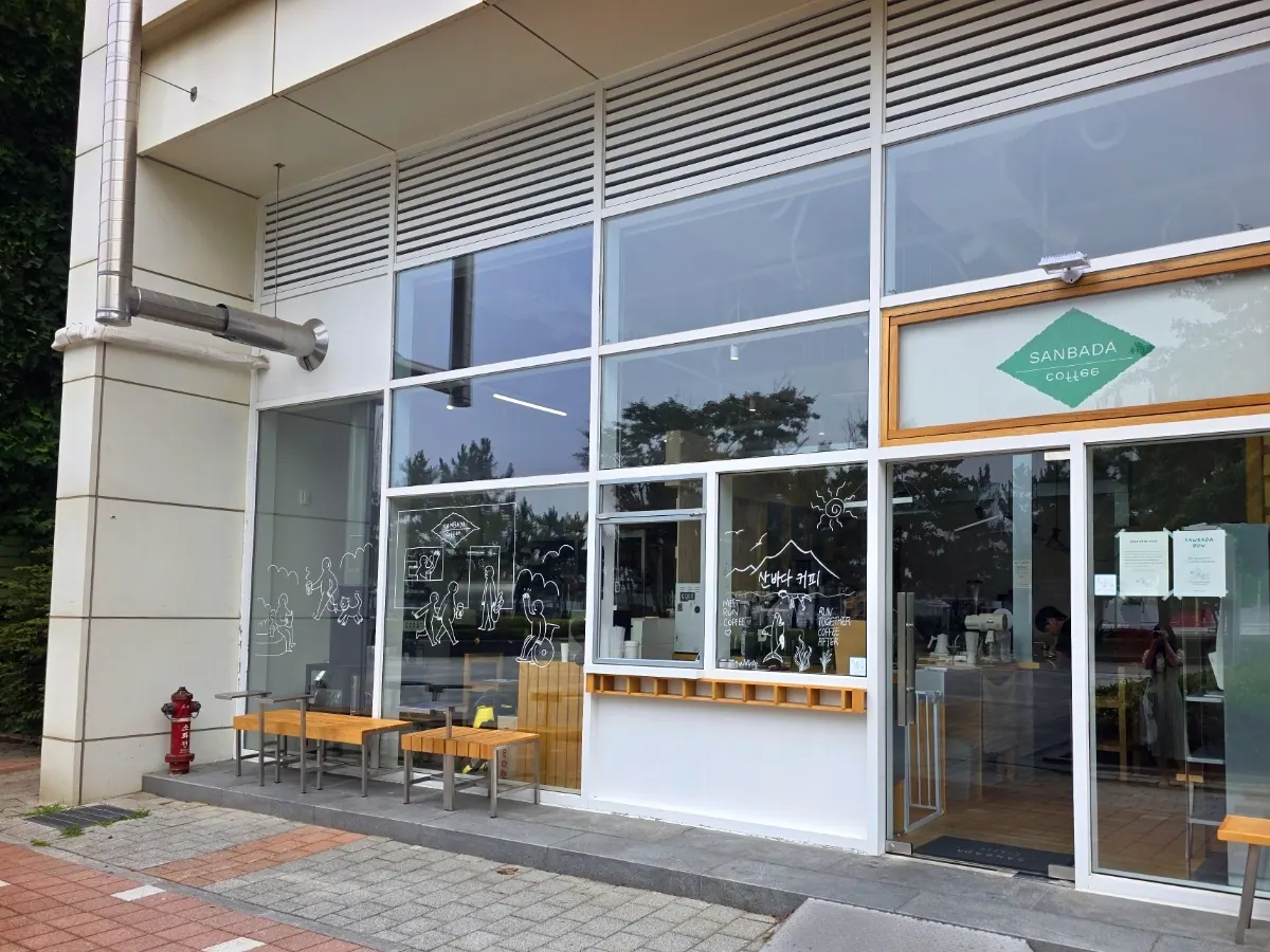 산바다커피 유리 외관과 출입구