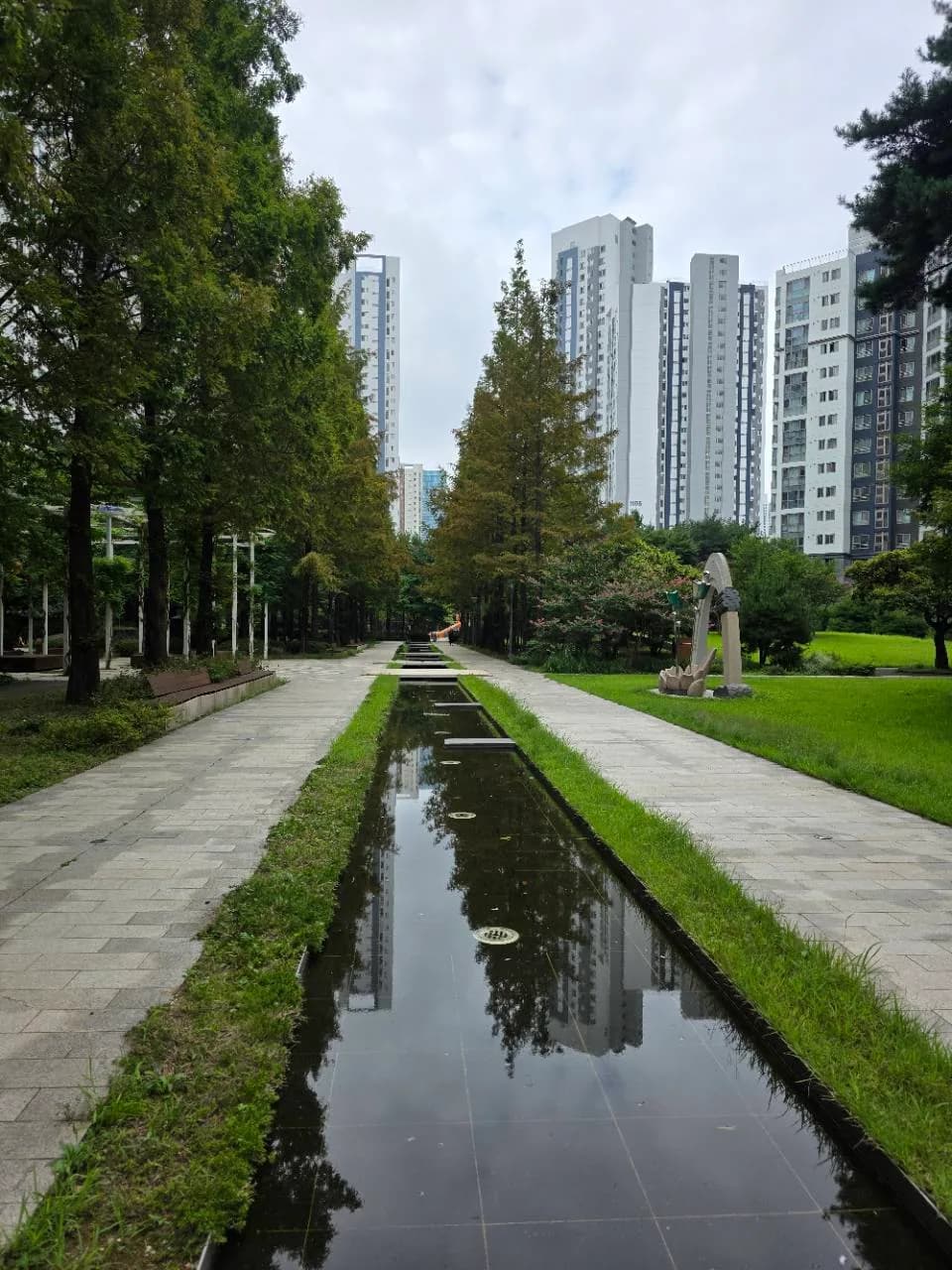 송도더샵엑스포10단지 수경시설과 산책로