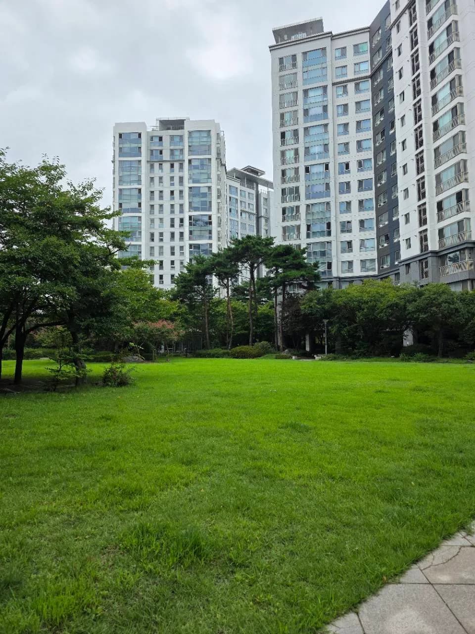 송도더샵엑스포6단지 잔디광장과 아파트 외관