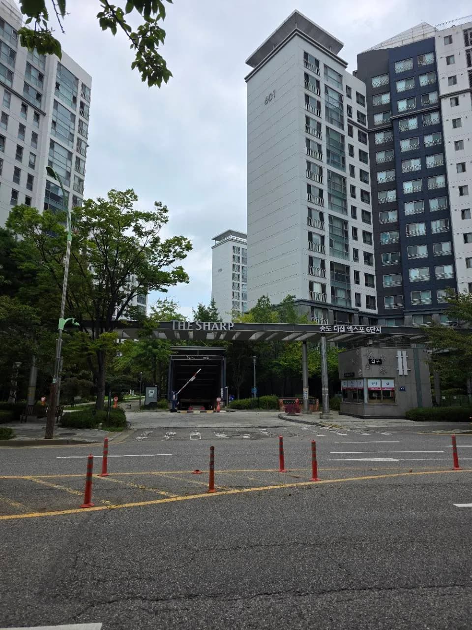 송도더샵엑스포6단지 정문과 아파트 외관