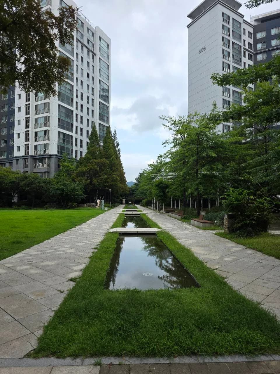 송도더샵엑스포6단지 수경시설과 산책로