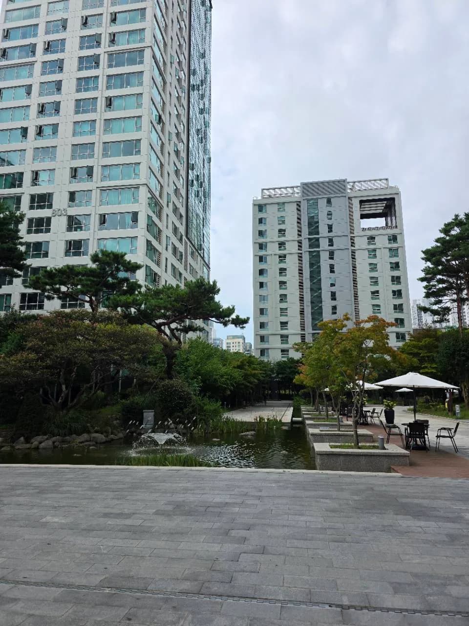송도더샵그린애비뉴8단지 단지 안 연못과 휴게 공간