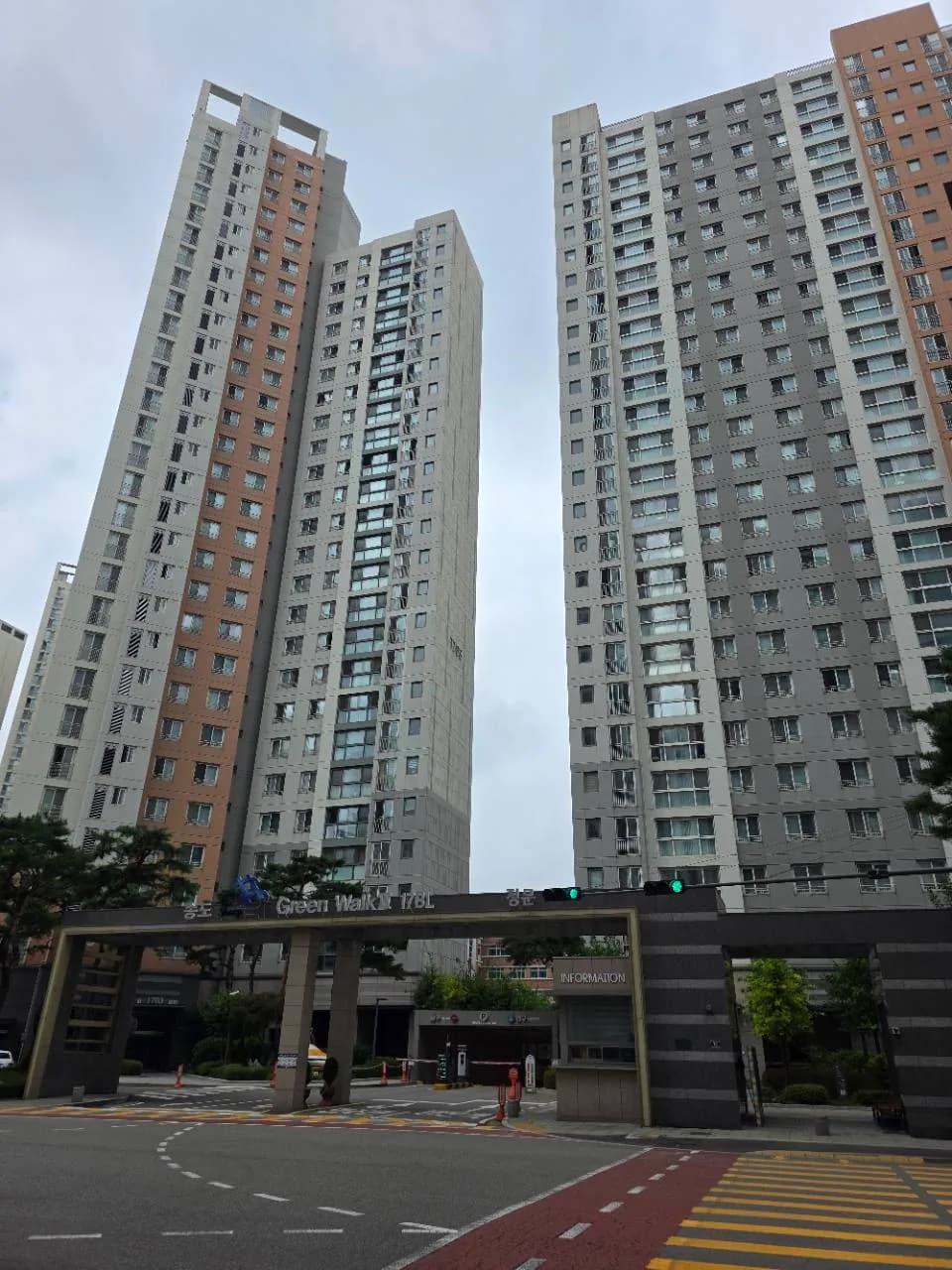 송도더샵그린워크3차 17-1블록 정문과 아파트 외관