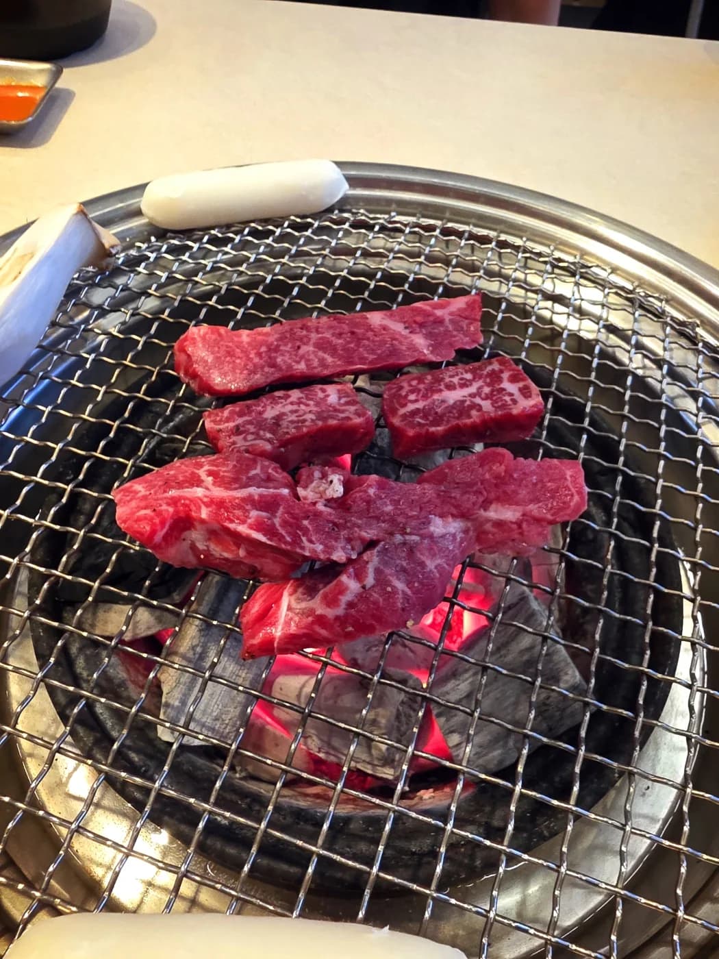 고규 숯불 화로에 굽는 소고기 고규 숯불 화로에 굽는 소고기