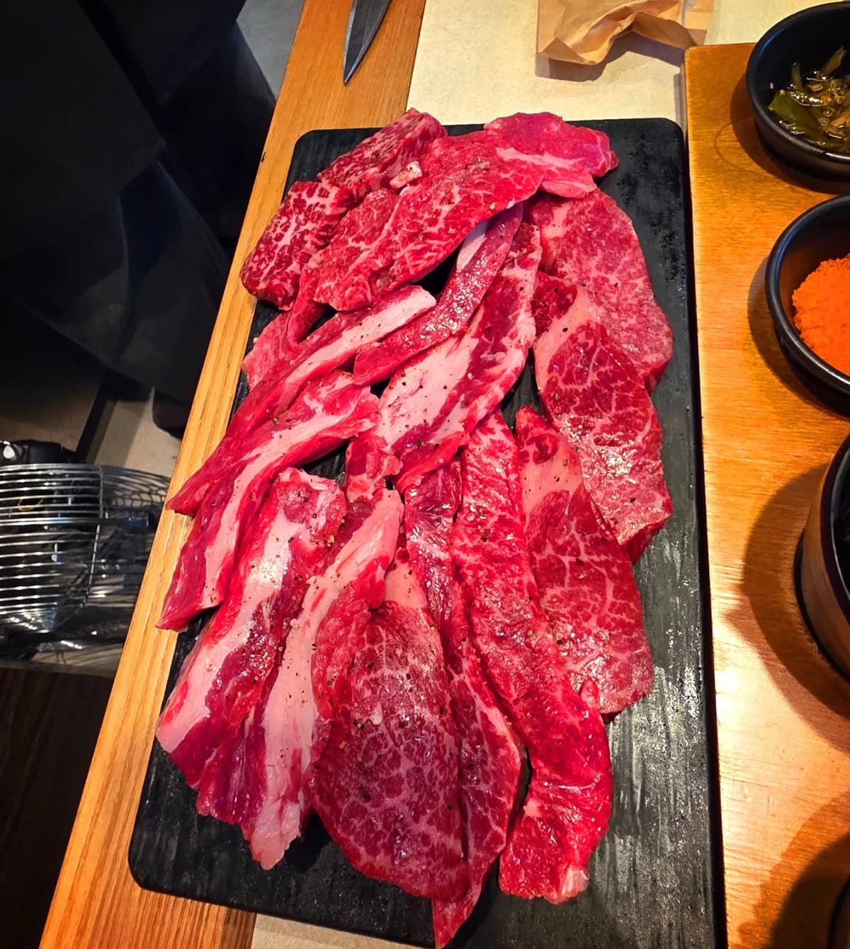 고규 소고기 모둠 한 접시 고규 검은 접시에 담긴 소고기 모둠