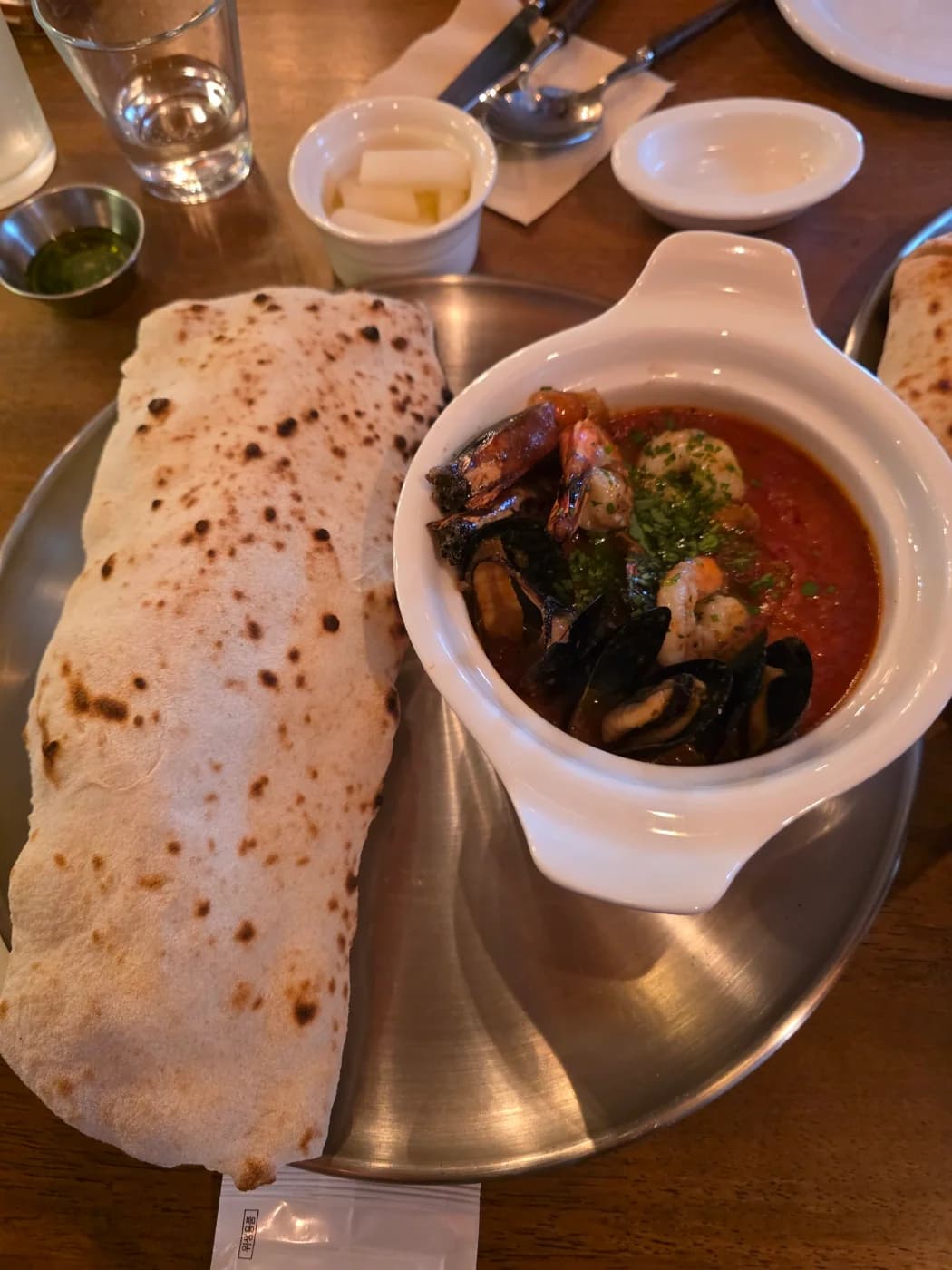 루비도 해산물 토마토소스 요리와 구운 도우 루비도 해산물 토마토소스 요리와 구운 도우