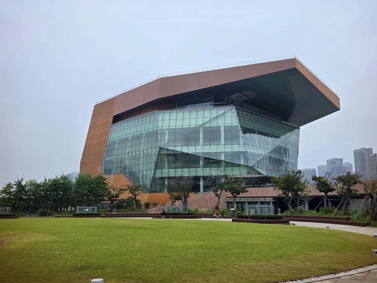 아트센터인천 콘서트홀 외관 아트센터인천 콘서트홀 외관과 잔디광장
