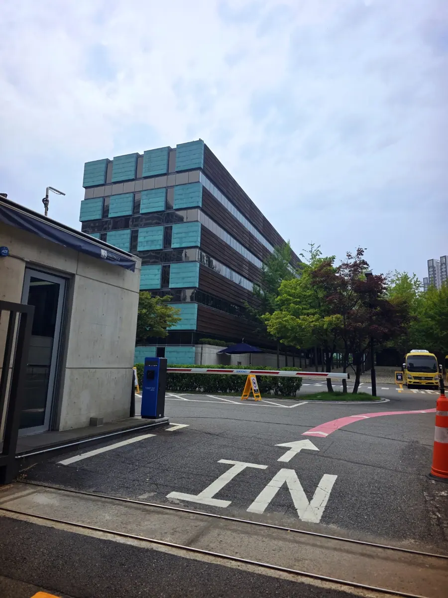 채드윅 국제학교 차량 출입구와 진입 차로 채드윅 국제학교 차량 출입구와 진입 차로