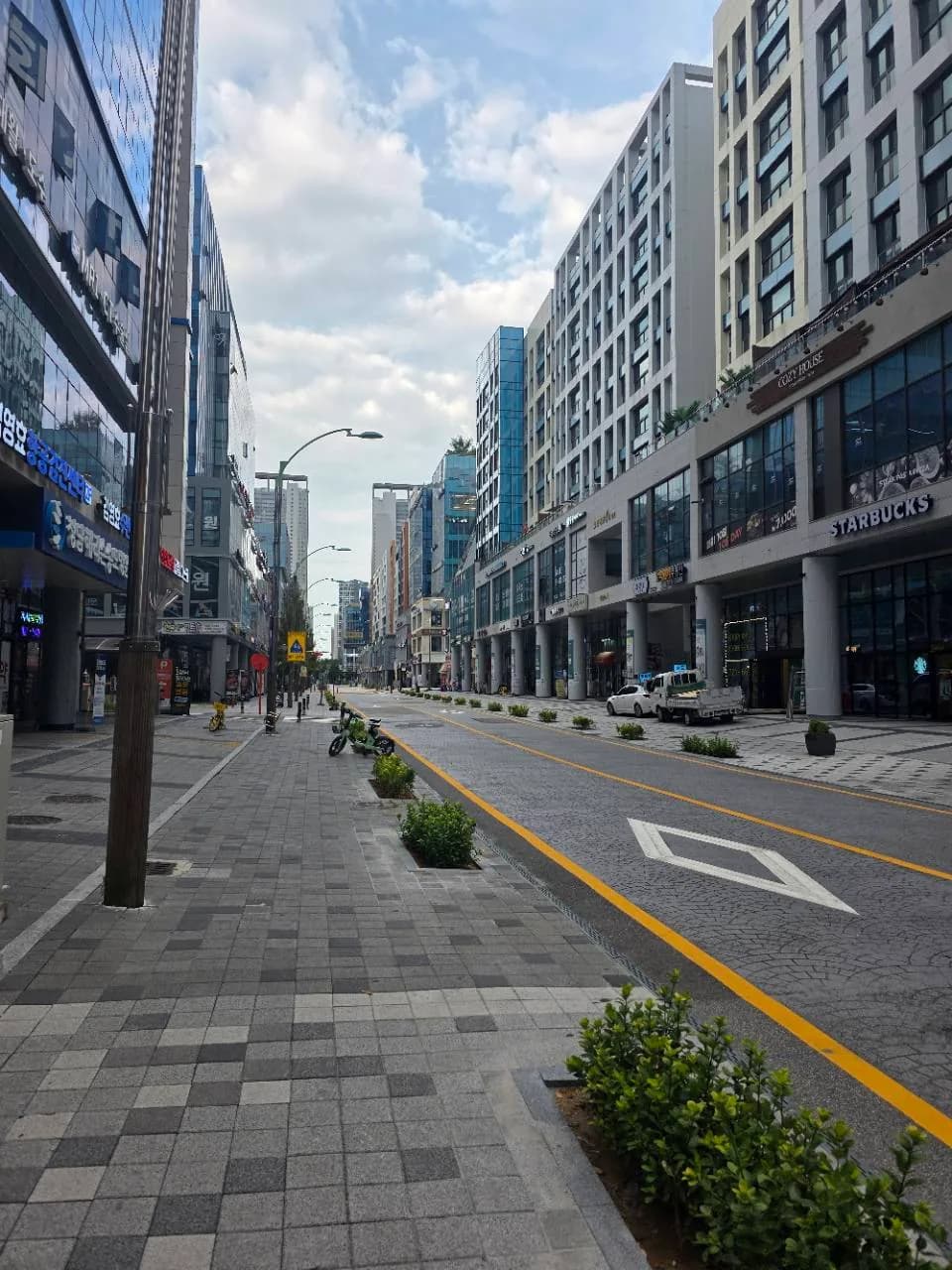 송도 1공구 학원 상권 보행로