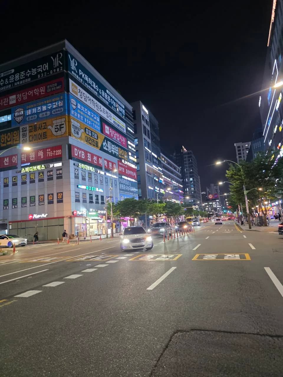 송도 1공구 학원가 야간 도로와 상가 건물 송도 1공구 학원가 야간 도로와 차량 흐름