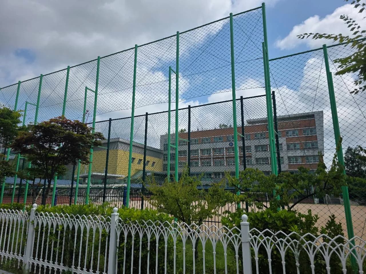인천연송고등학교 운동장과 교사 전경 인천연송고등학교 운동장 너머 교사 전경