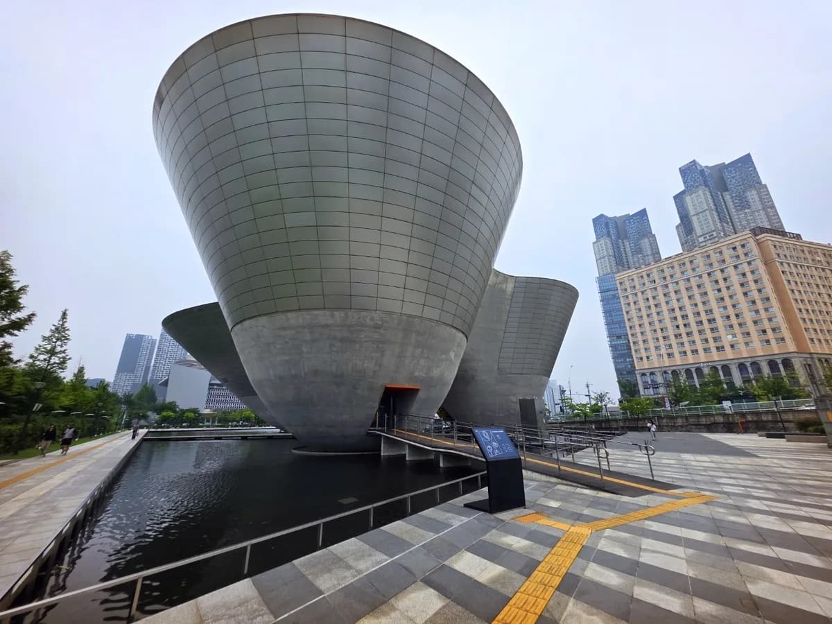 트라이보울 진입 경사로 트라이보울 수공간 위 진입 경사로와 점자블록