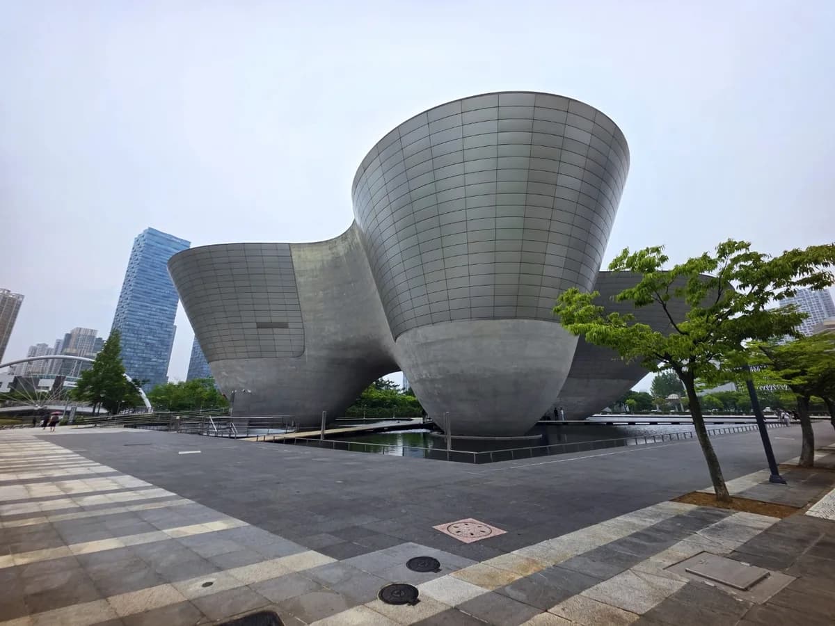 센트럴파크 트라이보울 외관 센트럴파크 동쪽 수공간과 트라이보울 외관